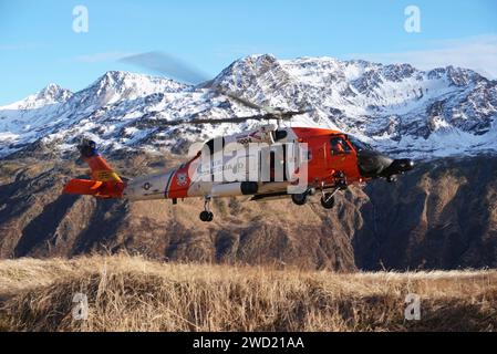 Un helicóptero de la estación aérea Kodiak MH-60 Jayhawk de la Guardia Costera en Kodiak, Alaska. Foto de stock