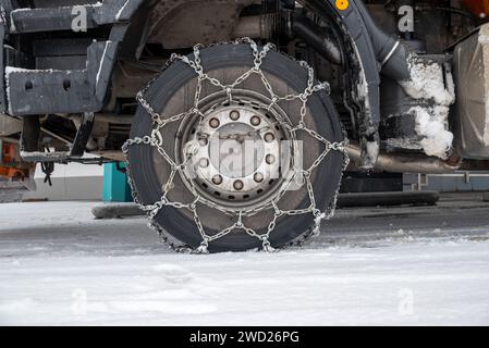 Osburg, Alemania. 18 de enero de 2024. Un vehículo de mantenimiento de carreteras ha montado cadenas de nieve. Crédito: Harald Tittel/dpa/Alamy Live News Foto de stock