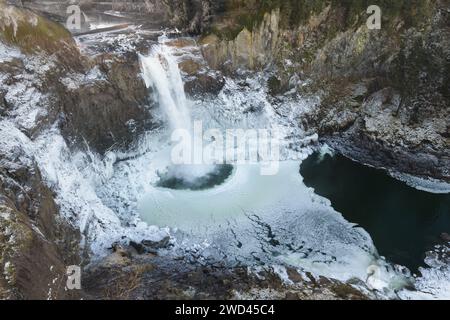 El clima frío hace que se forme hielo alrededor de las cataratas Snoqualmie, cerca de Seattle Foto de stock