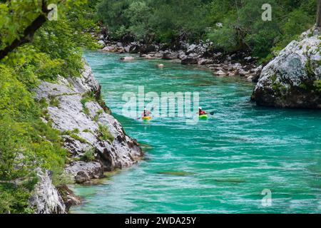 2018-07-01 Kobarid, Eslovenia. Kayakistas en las aguas esmeralda del río Soca. Actividades deportivas al aire libre en el valle de Soca. Foto de stock