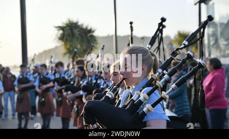 Miembros de la banda de pipa de la escuela secundaria Oban tocando en el centro de la ciudad de Oban Foto de stock