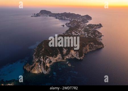 Vista aérea de la isla de Ponza con forma de luna típica al atardecer, archipiélago pontino, provincia latina, mar Tirreno, Lacio (Lacio), Italia Europa Foto de stock