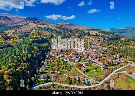 Vista aérea de la aldea de Smixi, montaña Vasilitsa, Grevena, Macedonia Occidental, Grecia. Foto de stock