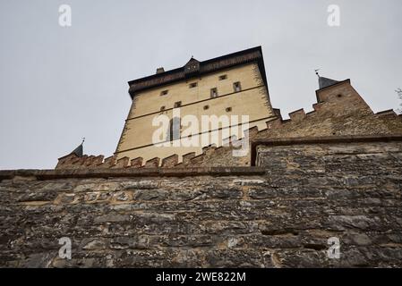 Karlstejn famoso castillo gótico bohemio cerca de Praga capital de la República Checa construido por el emperador del Sacro Imperio Romano Carlos IV Foto de stock