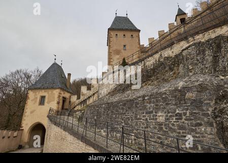 Karlstejn famoso castillo gótico bohemio cerca de Praga capital de la República Checa construido por el emperador del Sacro Imperio Romano Carlos IV Foto de stock