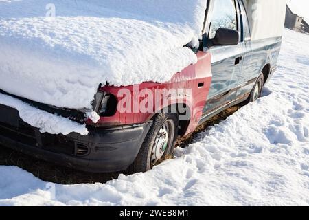 SENOV, REPÚBLICA CHECA - 27 DE ENERO de 2011: Naufragio de Skoda Felicia Pickup coche cubierto de nieve en invierno Foto de stock