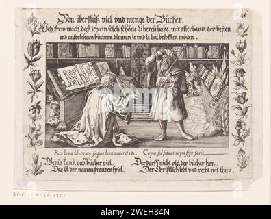 Boekaanbieding, anónimo, después de Hans Weiditz (II), después de 1532 - c. 1650 impresión en un interior lleno de libros, un hombre arrodillado ofrece un libro a un príncipe. Un niño o putto libros a la derecha detrás de la helada en llamas. Dejado detrás del hombre arrodillado hay un escritorio con libros. Con texto en alemán y latín debajo y encima de la imagen y decoración izquierda y derecha de flores. estanterías de grabado de papel. lectern  lectura. gobernante, soberano Foto de stock