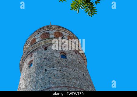 Vista de ángulo bajo de la torre de Galata en Estambul contra el cielo azul en Estambul, Tuerkiye Foto de stock