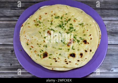 Pan indio naan horneado dentro de un horno tandoor de arcilla muy caliente, delicioso, suave, hinchado, aireado, con las hermosas manchas marrones doradas en la superficie, India Foto de stock