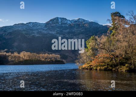 Ben Venue a través del lago Katrine, Trossachs, Stirling, Escocia Foto de stock