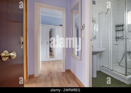 Diseño de baño. Paneles de pared con textura de madera. Pantalla de  bienvenida transparente. Manguera de ducha con difusor. Construcción y  bienes raíces Fotografía de stock - Alamy