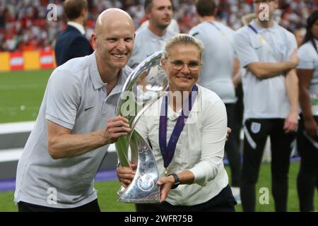 La entrenadora Sarina Wiegman y el asistente Arjan Veurink tienen el trofeo de la final de la UEFA Eurocopa Femenina Inglaterra - Alemania Wembley Stadium, Londres, 31 de julio de 2022 Foto de stock