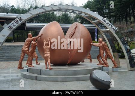 02.05.2013, Panmunjom, Provincia de Gyeonggi, Corea, Asia - Escultura de unificación en el Tercer Túnel de Agresión dentro de la Zona Desmilitarizada (DMZ). Foto de stock