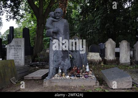 Varsovia, Polonia - 7 de agosto de 2023. Monumento Janusz Korczak en el cementerio judío en la calle Okopowa en Varsovia, Polonia Foto de stock