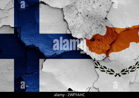 Banderas de Finlandia y Chipre pintadas en la pared agrietada Foto de stock