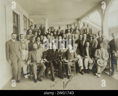 Rusos y amplificadores; hombres de prensa - Sergei Witte, Romanovich Rosen romano con su suite y hombres de prensa, 1905. Foto de stock