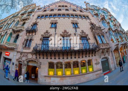 BARCELONA, ESPAÑA - 27 DE FEBRERO de 2022: Fachada de la Casa Amatller diseñada por el arquitecto catalán Josep Puig i Cadafalch y rediseñada como residencia Foto de stock