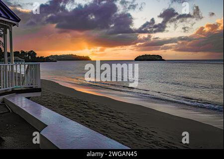 Vista de la puesta del sol desde un balcón en Villa Beach Cottages, situado a las afueras de la ciudad capital de Castries en esta isla del Caribe oriental. Foto de stock