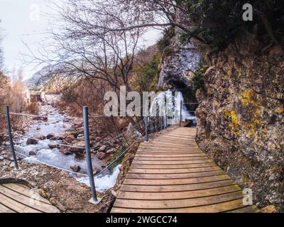 Cascada que sale de la Cueva de Las Güixas, Villanúa, Pirineos, Huesca, Aragón, España.Cueva que se puede visitar en Villanua Foto de stock
