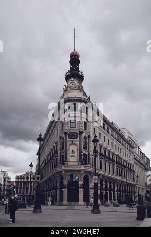 Edificio esquinero de Madrid en España el 23 de septiembre de 2021 Foto de stock