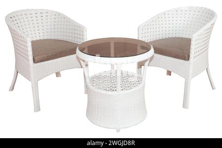 Conjunto de muebles de mimbre de ratán blanco que consta de dos sillas y mesa con tapa de vidrio. Muebles elegantes al aire libre o de jardín. Foto de stock