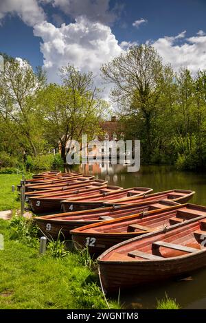 Reino Unido, Inglaterra, Suffolk, Flatford, barcos de remo en la carrera de molinos River Stour Foto de stock