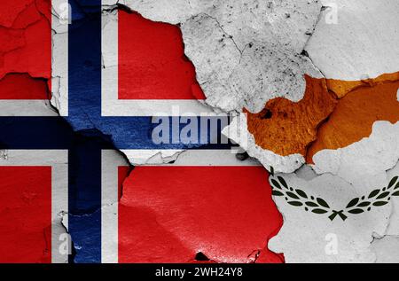 Banderas de Noruega y Chipre pintadas en la pared agrietada Foto de stock