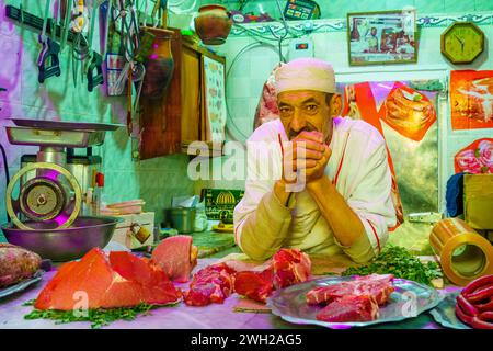 Meknes, Marruecos - 30 de marzo de 2023: Vista de un vendedor y su tienda, en el mercado de Meknes, Marruecos Foto de stock