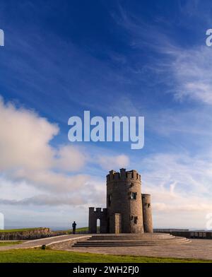 La Torre de O'Brien, una locura situada en el borde de los acantilados de Moher en el condado de Clare, Irlanda. Foto de stock