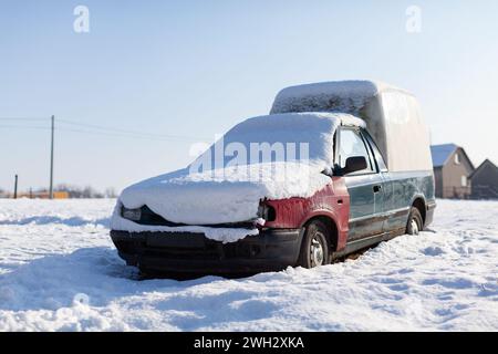 SENOV, REPÚBLICA CHECA - 27 DE ENERO DE 2011: Naufragio de la camioneta checa Skoda Felicia cubierta de nieve en invierno Foto de stock
