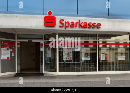 Neuwied, ALEMANIA - 16 de marzo de 2021: Fachada y escaparate de las letras y el logotipo de la segunda mano alemana 'Sparkasse' Foto de stock