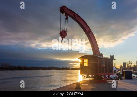 río Donau Danubio al amanecer, vieja grúa portuaria, embarcadero Handelskai Viena 02. Leopoldstadt Wien Austria Foto de stock