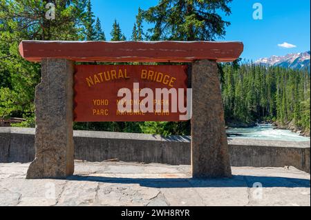 Señal de formación de roca del puente natural junto al río Kicking Horse, parque nacional Yoho, Columbia Británica, Canadá. Foto de stock