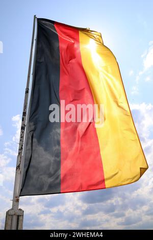 '14.05.2023, Alemania, Brandeburgo, Hoppegarten - Bandera nacional de la República Federal de Alemania. 00S230514D147CAROEX.JPG [VERSIÓN DEL MODELO: NO APPLICA Foto de stock