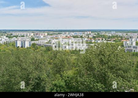 Vista desde Kienberg al barrio verde de Marzahn-Hellersdorf en Berlín Foto de stock
