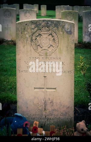 La tumba del fusilero Valentine Joe Strudwick, de 15 años cuando murió en 1916, en el cementerio de Essex Farm cerca de Ypres Foto de stock