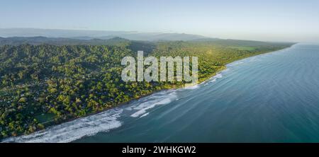 Vista aérea, vista al Parque Nacional Cahuita, costa y paisaje costero con bosque, Cahuita, Limón, Costa Rica Foto de stock