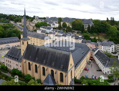 Abadía histórica Neumuenster en el barrio de Grund en la capital de Luxemburgo Foto de stock