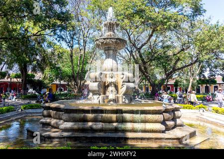 Fuente Centro en Parque Central, Antigua, Departamento de Sacatepéquez, República de Guatemala Foto de stock