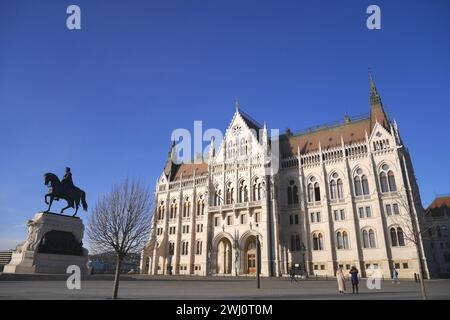 Edificio del Parlamento diseñado en una mezcla de estilos arquitectónicos por Imre Steindl en 1885, estatua ecuestre del conde Gyula Andrassy en frente, Budapest, Hungría Foto de stock