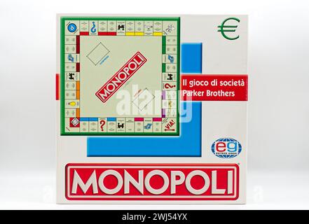 El juego de mesa de Monopoly aislado sobre fondo blanco. Edición italiana. Foto de stock