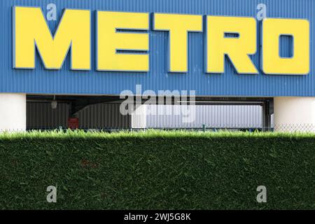 Bourg en Bresse, Francia - 26 de septiembre de 2020: Logotipo de metro en una fachada de un supermercado Foto de stock