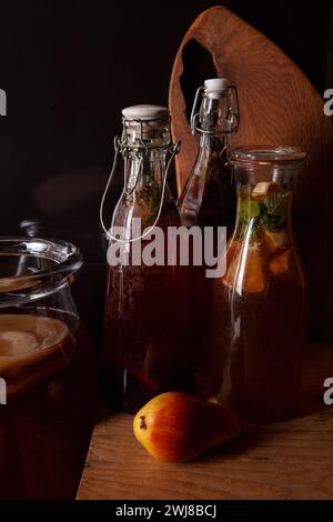 Kombucha (también champiñón de té, hongos del té o champiñón manchuriano) - segundo té de frutas fermentadas con diferentes saborizantes. Foto de stock