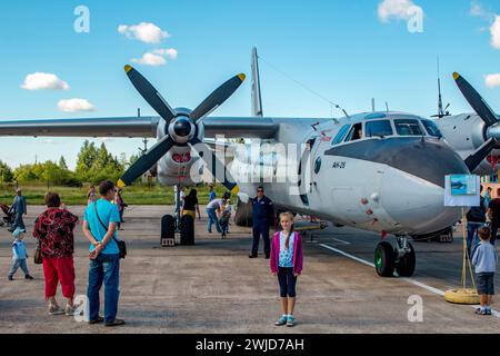 Ermolino, Rusia - 15 de agosto de 2015: Día de puertas abiertas en la base aérea de Ermolino. Avión de transporte militar AN-26 Foto de stock