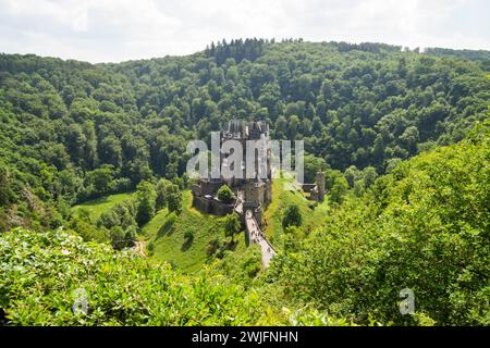 Eltz, Alemania. 19 de mayo de 2018. Vista panorámica aérea del castillo de Eltz y el bosque, Renania-Palatinado, Alemania. Crédito: Vuk Valcic/Alamy Foto de stock