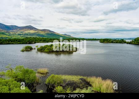 Vista aérea de Lough Leane, enorme lago situado en el Parque Nacional Killarney, famoso del Castillo de Ross en su orilla, condado de Kerry, Irlanda. Foto de stock