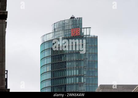 BahnTorre de la empresa Deutsche Bahn en la Potsdamer Platz. El exterior del rascacielos tiene una moderna fachada de vidrio. Arquitectura comercial en Berlín. Foto de stock