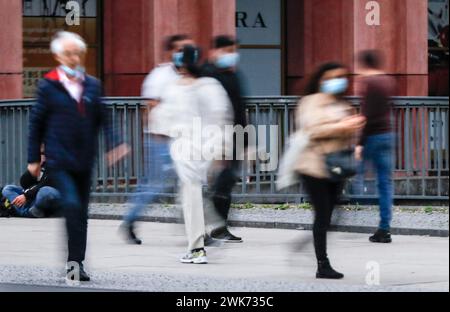 Berlín, DEU, 22.05.2020, densa multitud alrededor de Alexanderplatz. Personas con máscaras. Difícil mantener la regla de distancia. No te infectes. Alemania lo es Foto de stock