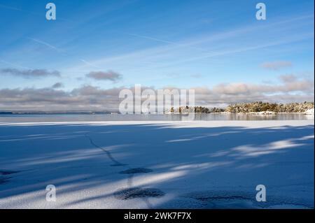 Hermosa vista sobre el hielo y el agua en el lago Foto de stock