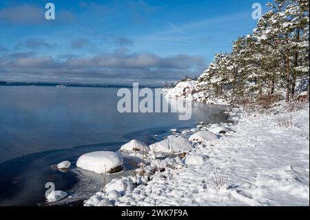 Hermosa vista sobre el hielo y el agua en el lago Foto de stock